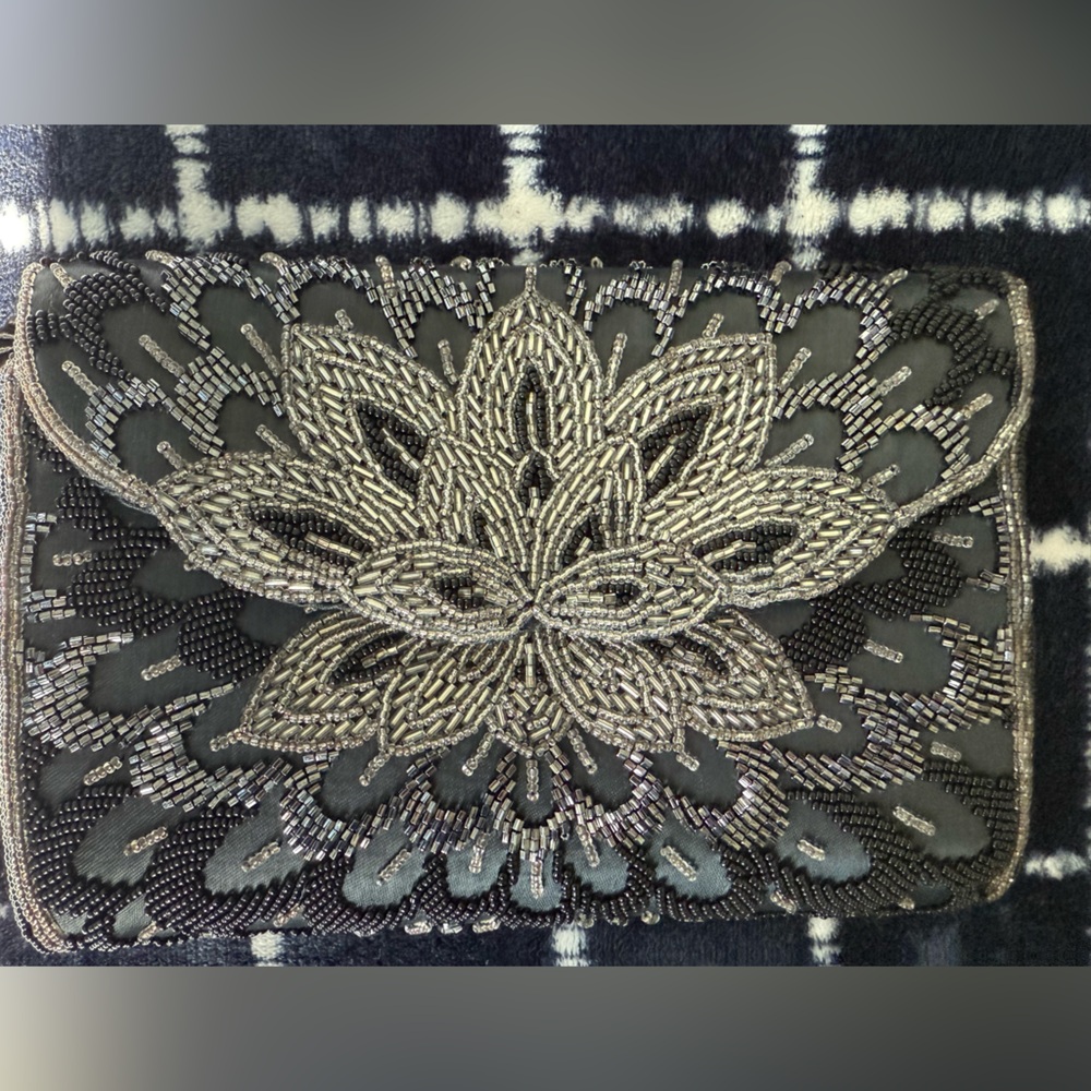 Elegant Vintage Beaded Floral Design Clutch ❤️